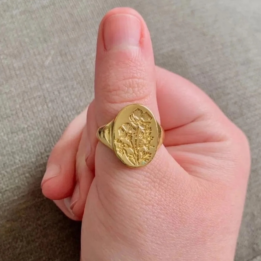 π Gold Floral Carved 750 Engraved Statement Ring π - Picture 4 of 5